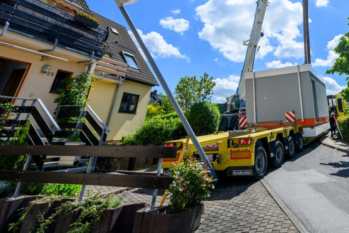 Schwertransporter bleibt in Chemnitzer Wohngebiet stecken