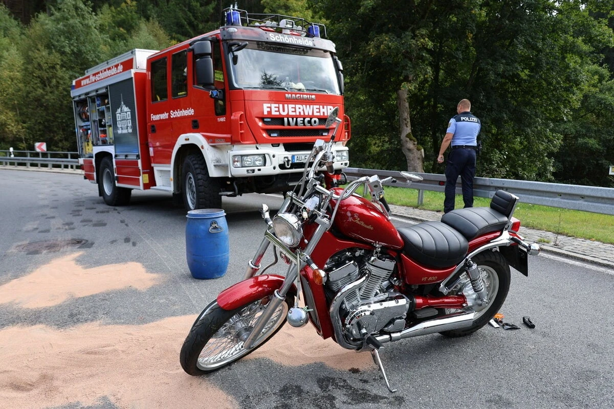 Motorradfahrer stürzt auf Bundesstraße im Erzgebirge: Vollsperrung!