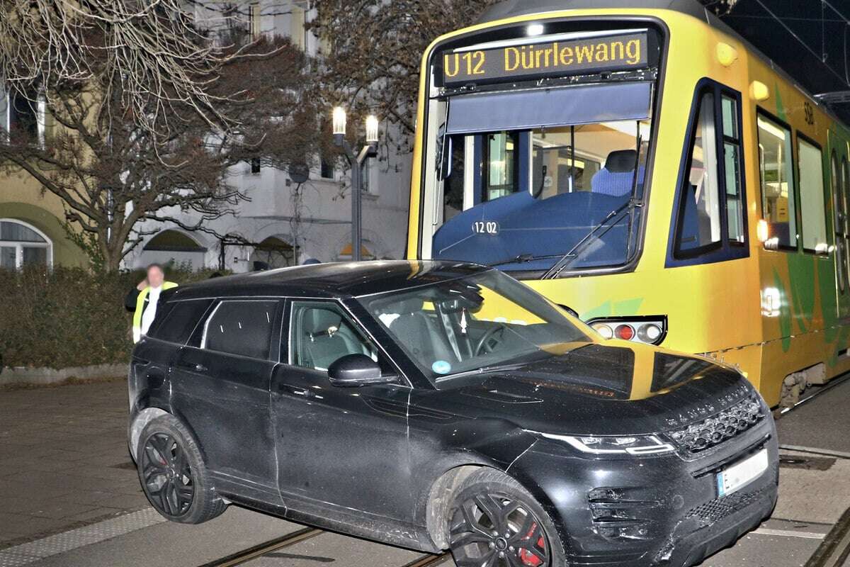 Stuttgarter Stadtbahn kracht in Range Rover: Vier Verletzte, hoher Sachschaden