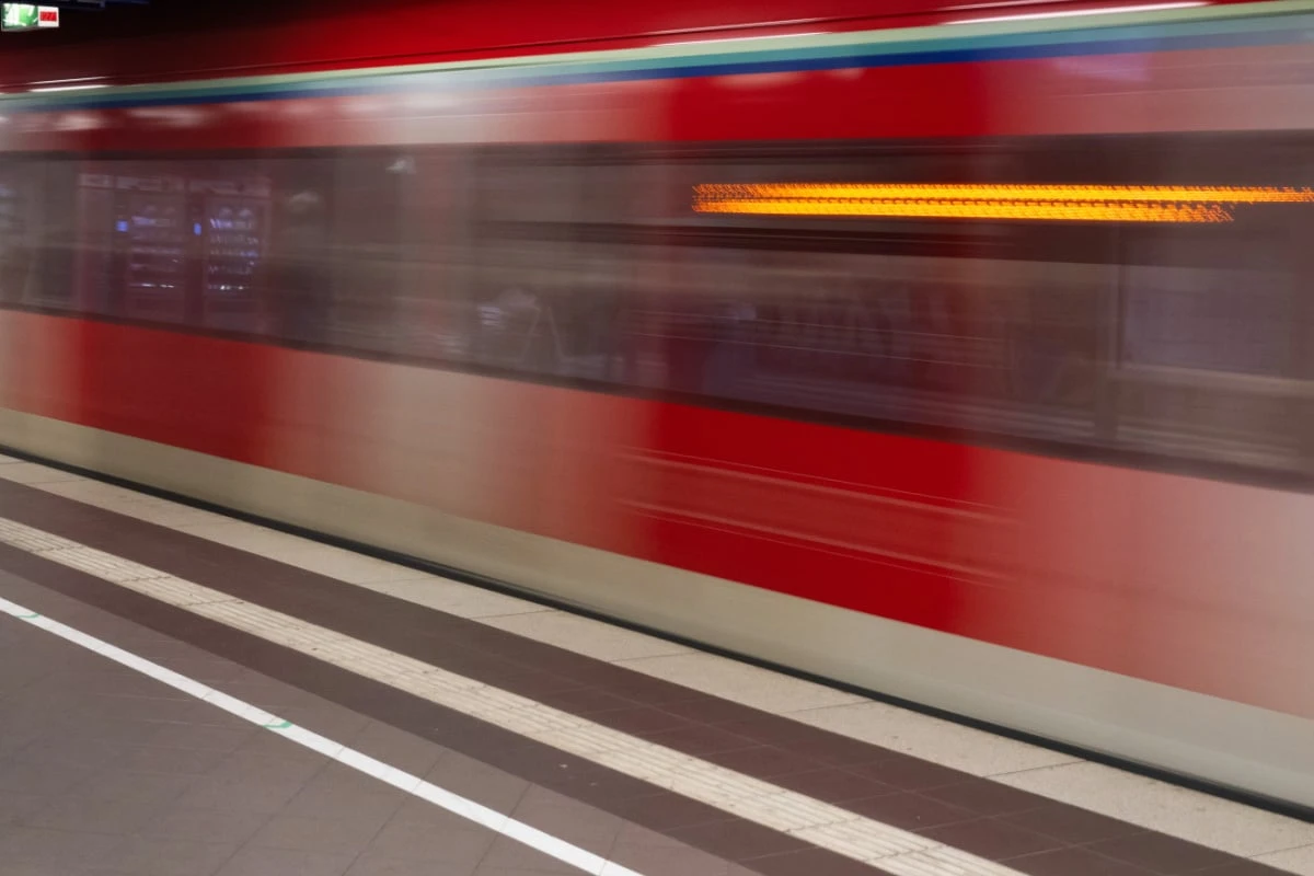 Mann stürzt ins Gleisbett und wird von S-Bahn erfasst