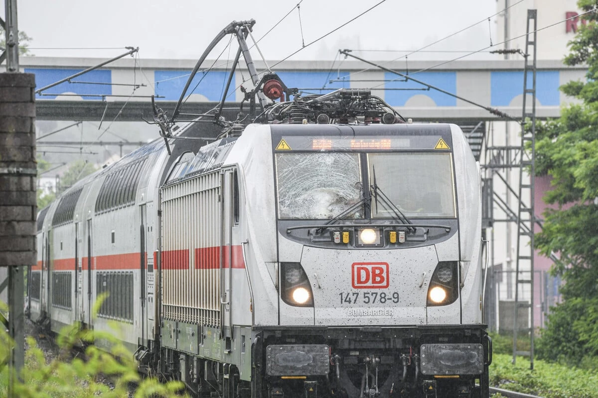 Intercity reißt Oberleitung ab: Reisende sitzen stundenlang fest