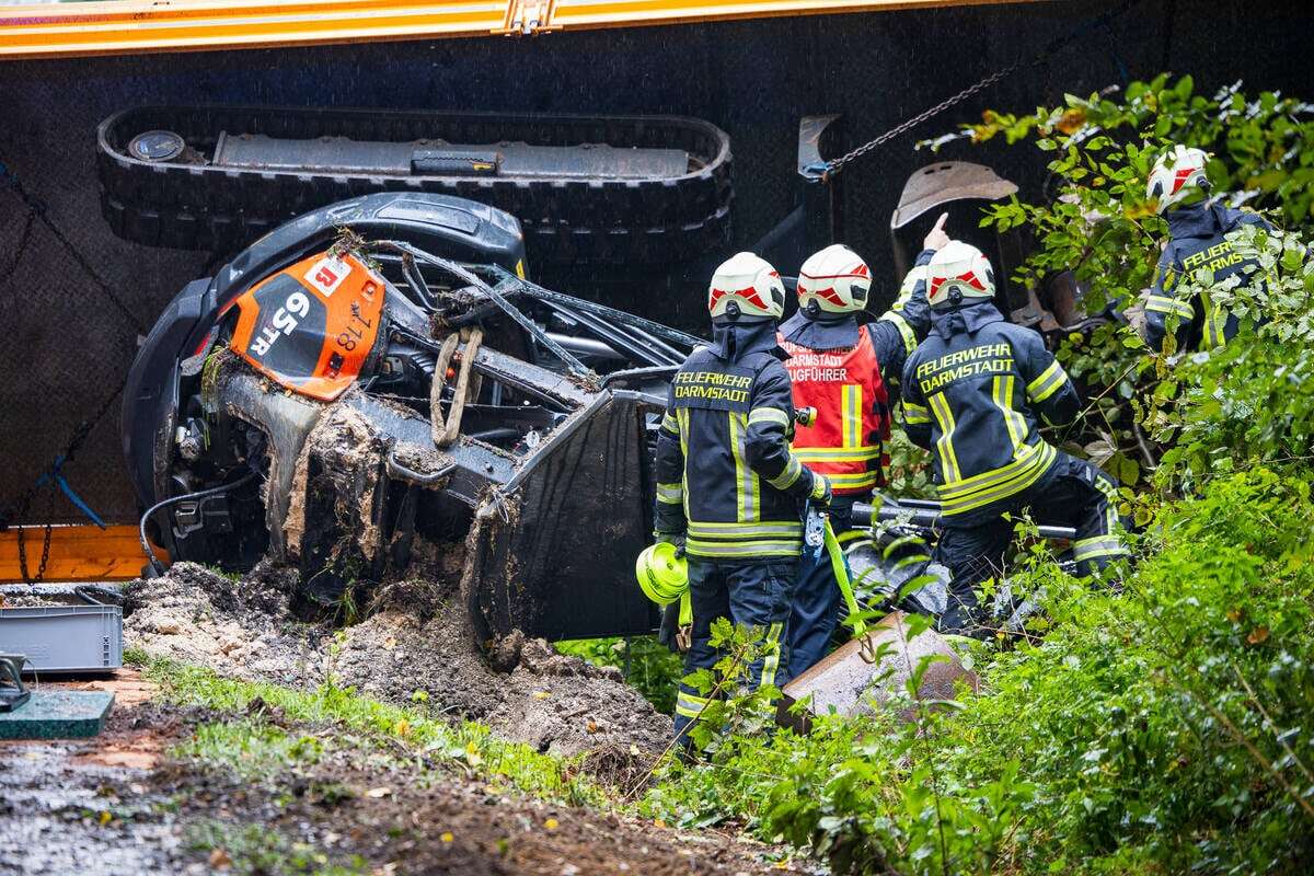 Tieflader stürzt von Straße: Feuerwehr hat jetzt ein ganz anderes Problem