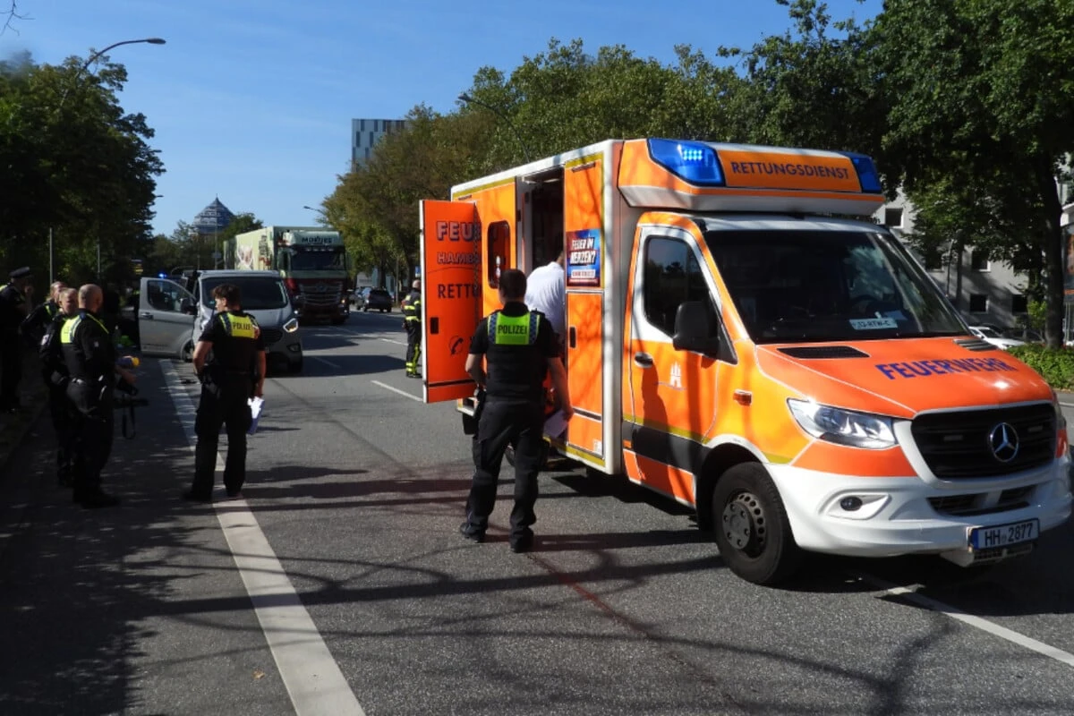 Radfahrerin kracht in geöffnete Beifahrertür: Lebensgefahr!