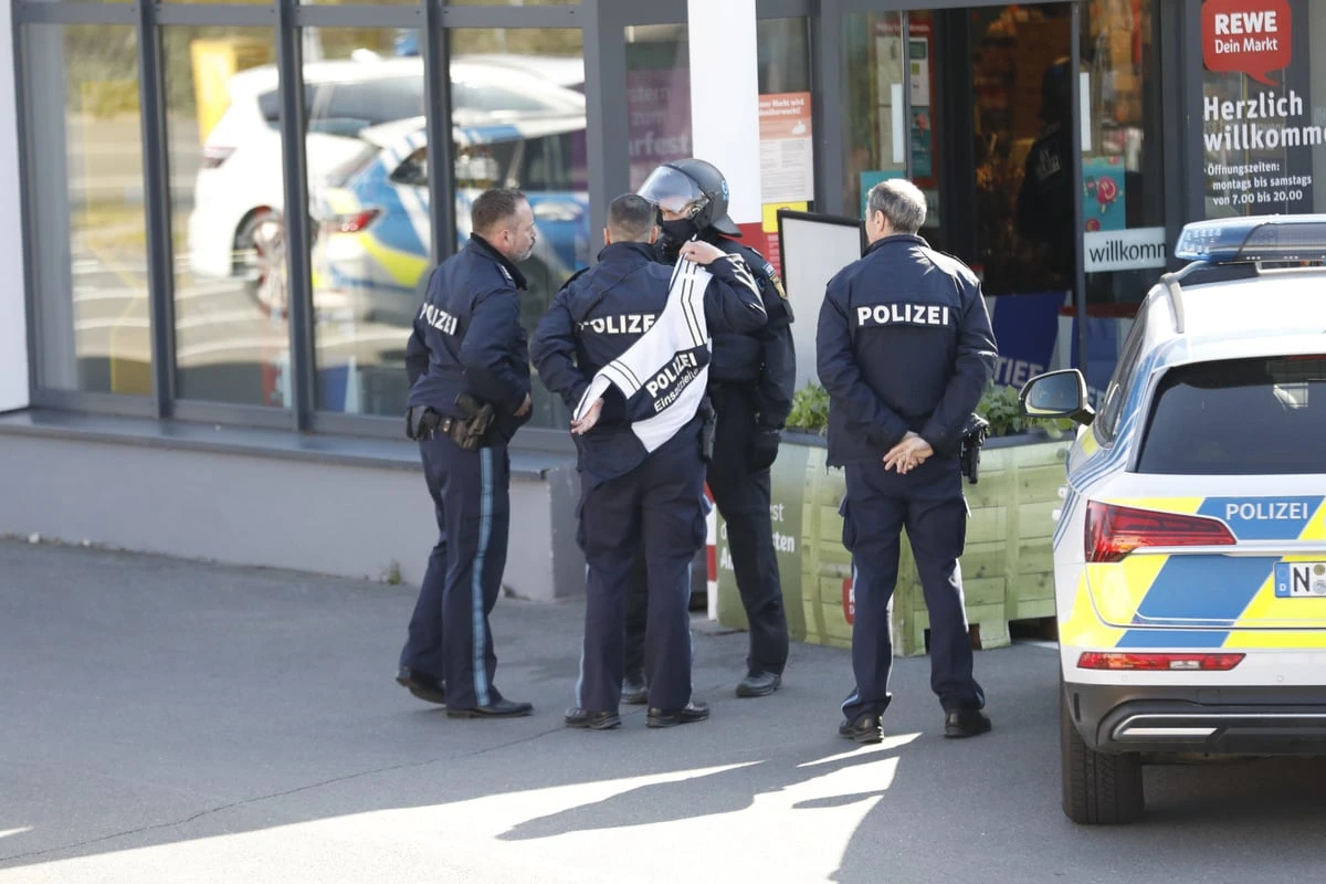 Ladendieb zückt Messer in Supermarkt: Polizei umstellt Rewe-Filiale