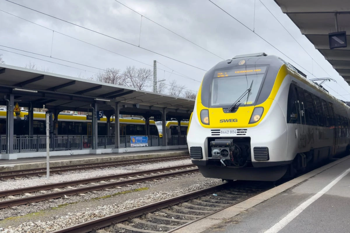 Während Bahnfahrt: Junger Mann (18) unterm T-Shirt begrapscht