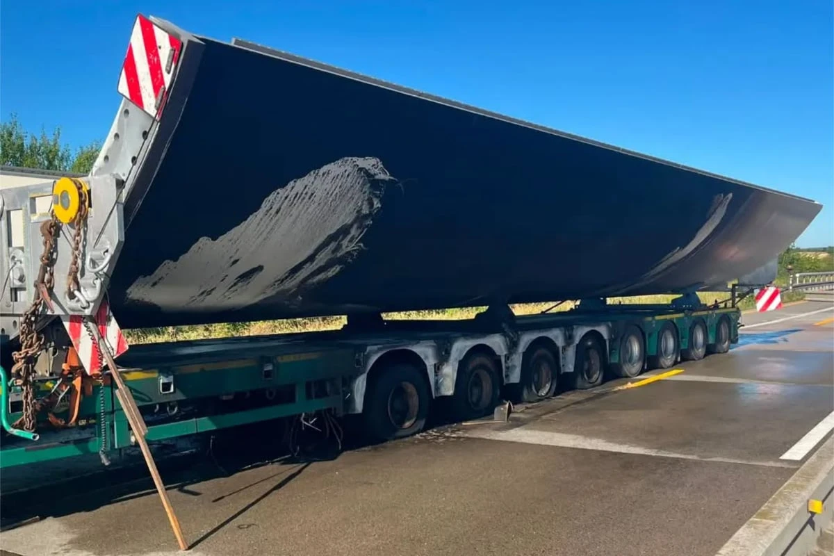 Sperrung auf der A2: Schwerlasttransporter steht in Flammen