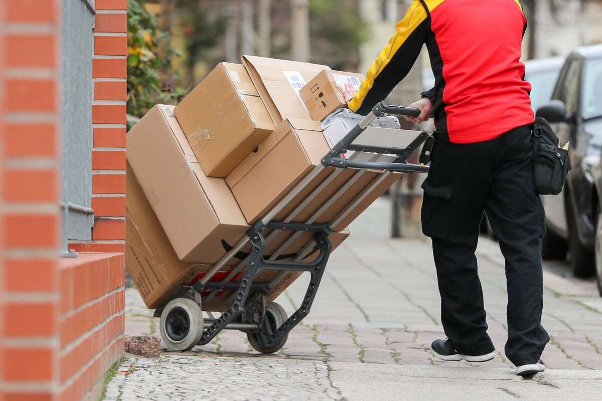 Am helllichten Tag! Dreister Überfall auf Paketzusteller in Kölner City