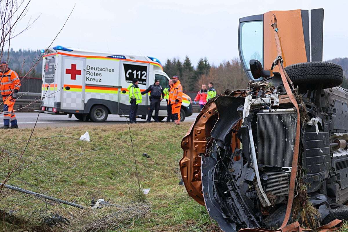 Renault kommt von Fahrbahn ab und überschlägt sich: Fahrerin verletzt!