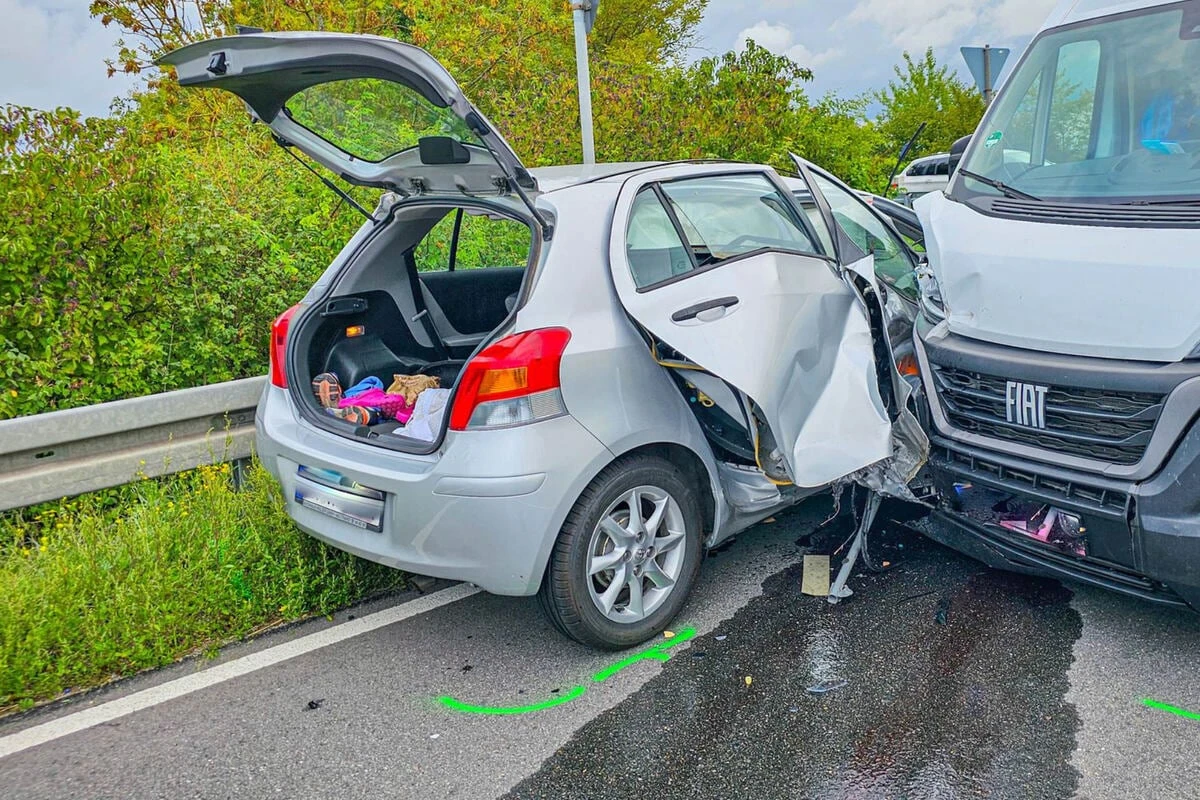 Vorfahrt an Kreuzung missachtet: Sprinter drückt Toyota in Leitplanke