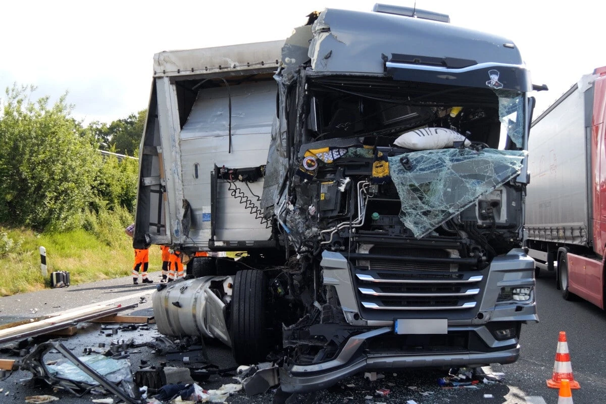 Schwerer Unfall auf der A1: Einsatzkräfte klagen über Rettungsgasse und Gaffer