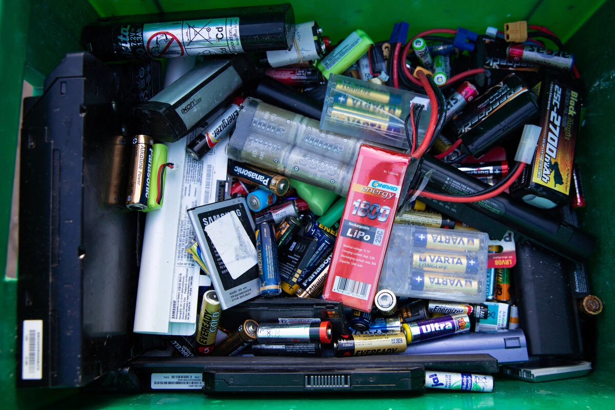 Schock im Supermarkt: Behälter für Batterien fängt Feuer