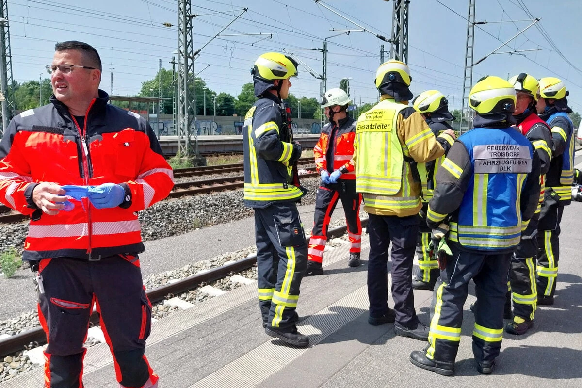 Person von ICE erfasst: Bahnstrecke bei Köln nach tödlichem Unfall voll gesperrt