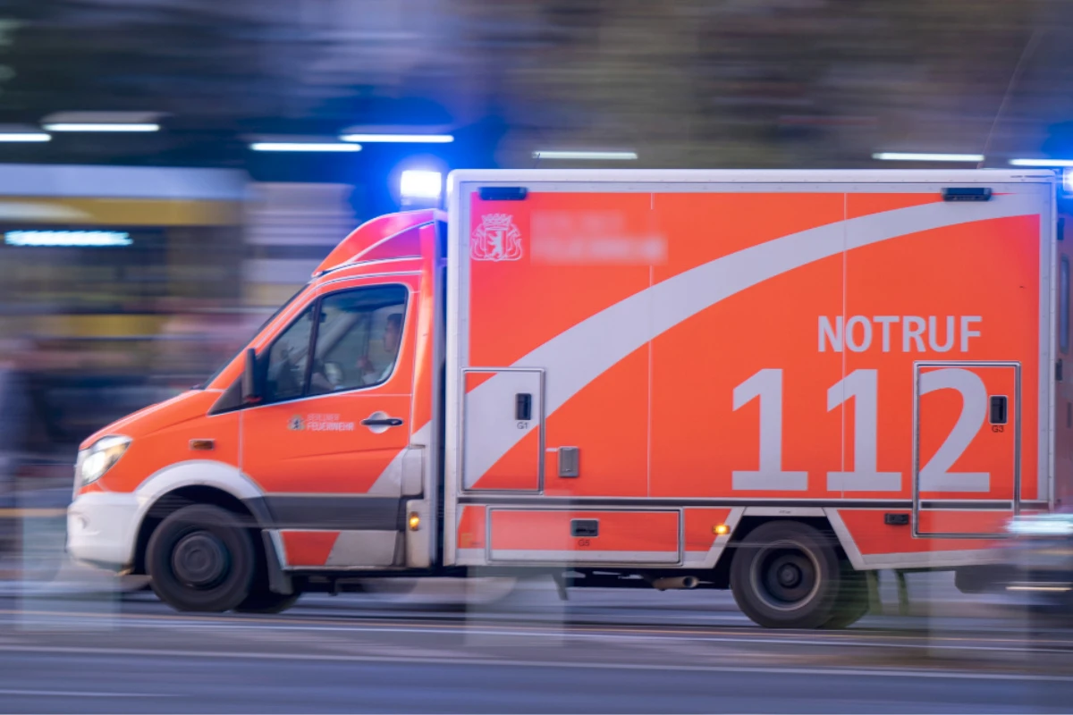 Schwerer Unfall in Spandau: Fußgänger will Straße überqueren und landet auf Windschutzscheibe