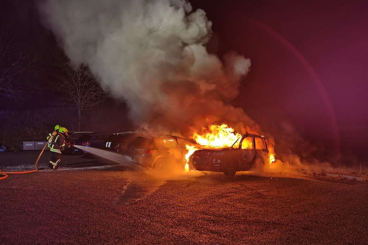 Feuer im Vogtlandkreis: Autos brennen lichterloh!