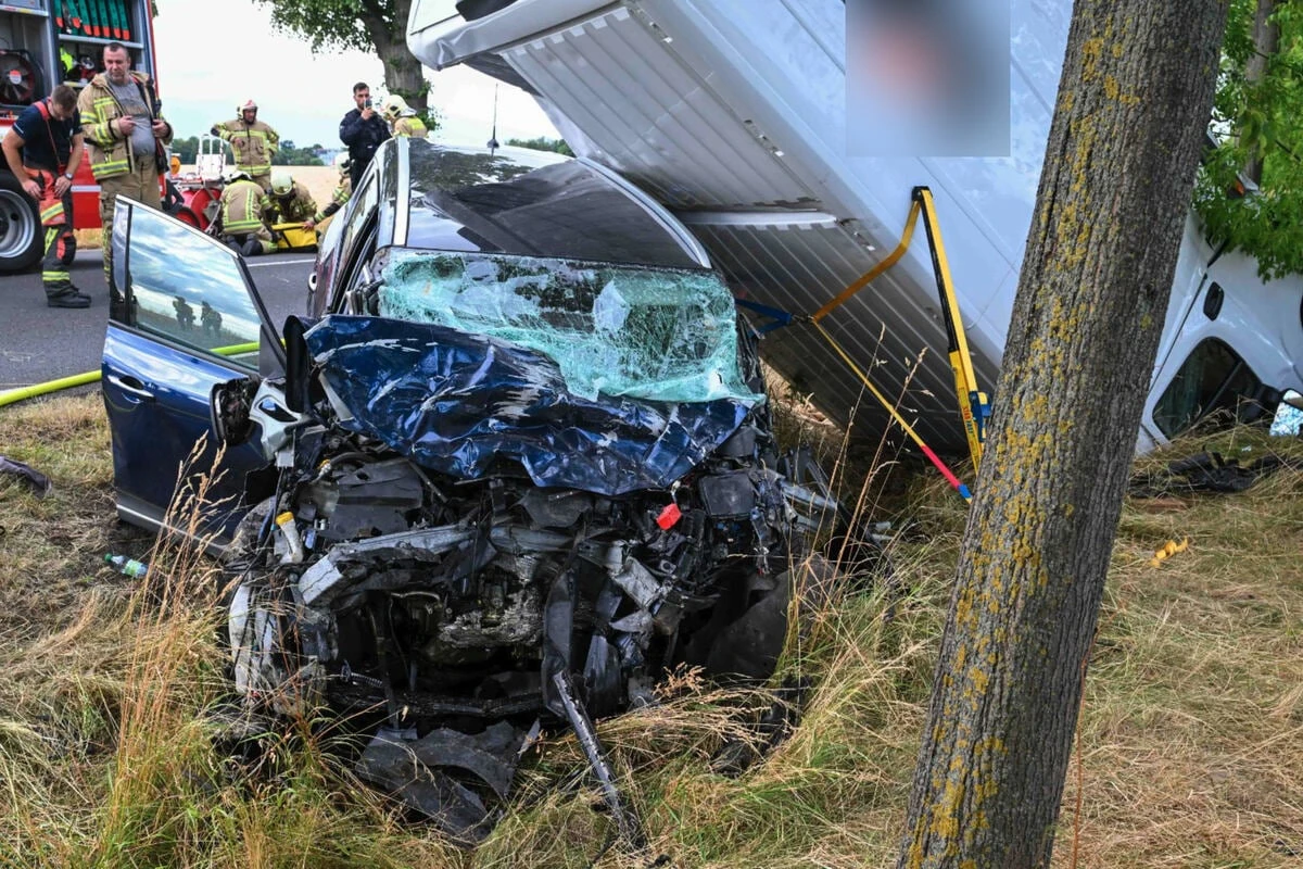 Transporter überschlagt sich und landet auf Dach eines Renault