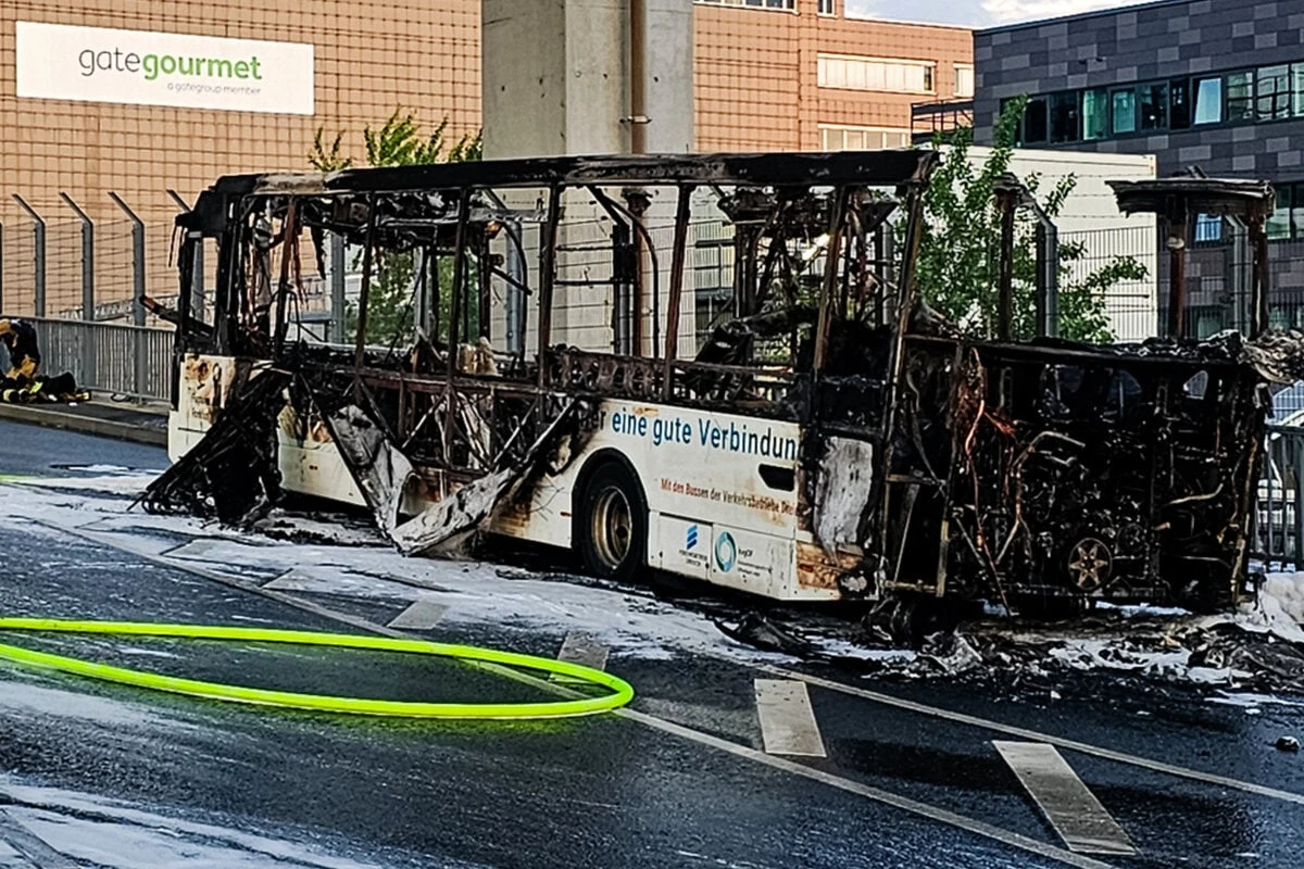 Feuer am Frankfurter Flughafen: Bus brennt vollständig aus