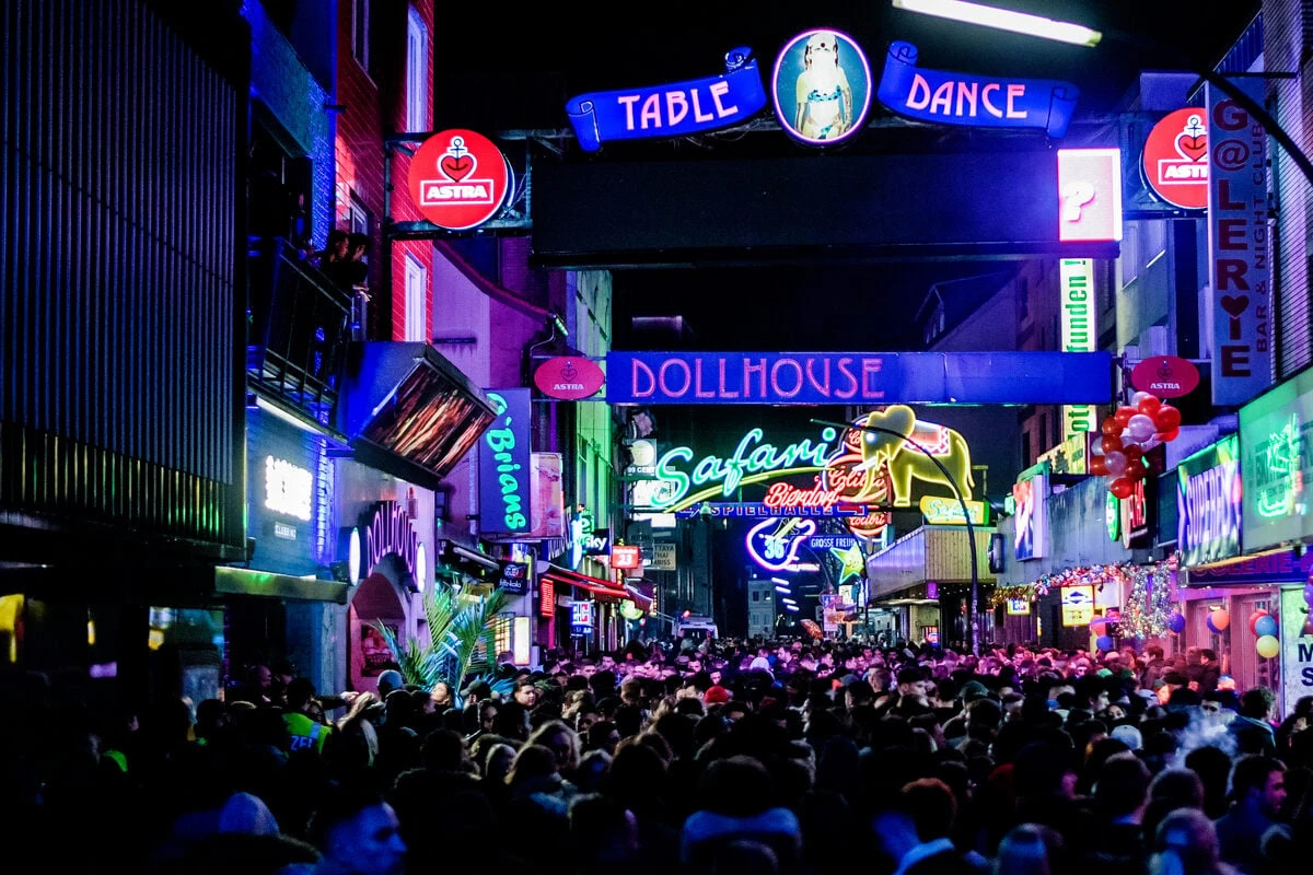 Eskalation auf der Reeperbahn: Mann geht auf Türsteher los und verletzt Unbeteiligte