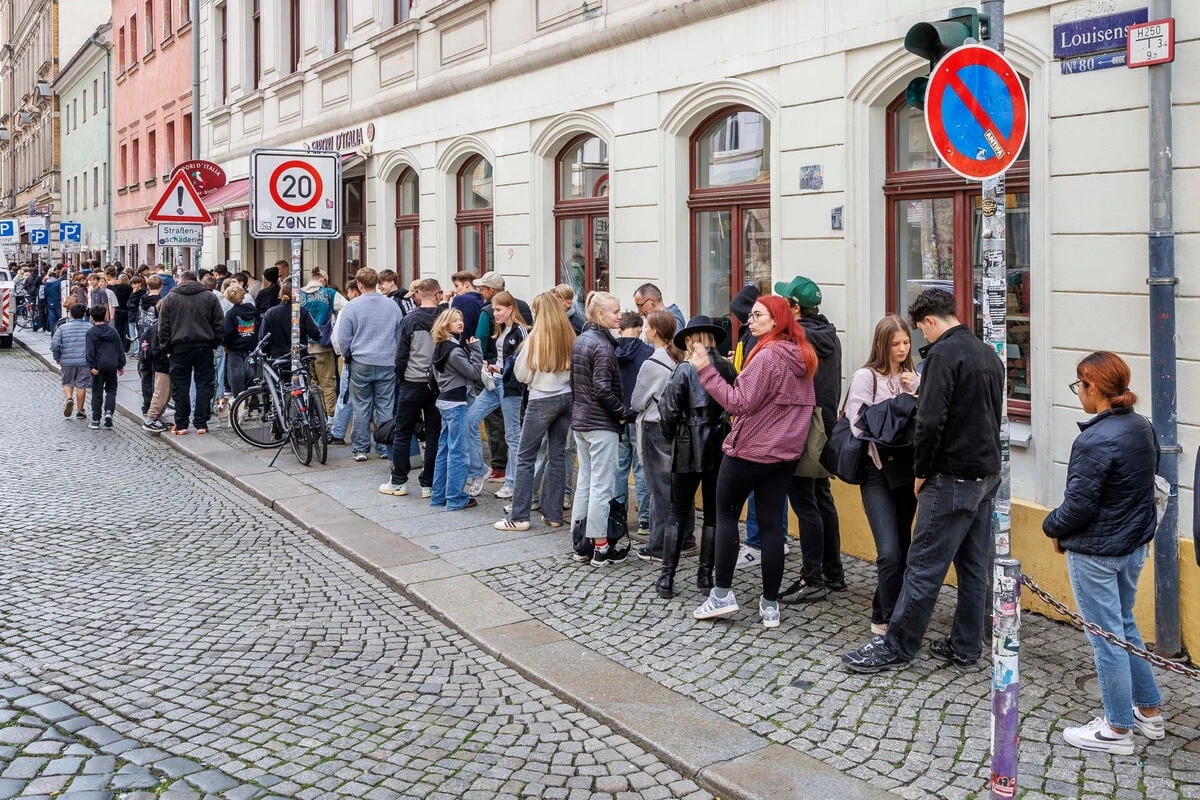 Riesige Schlange in der Neustadt, Hunderte stehen an: Was ist da los?