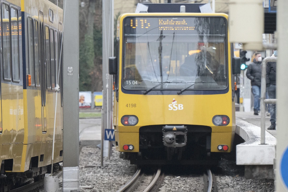 Auto wendet, Straßenbahn muss bremsen: 75-Jährige schwer verletzt