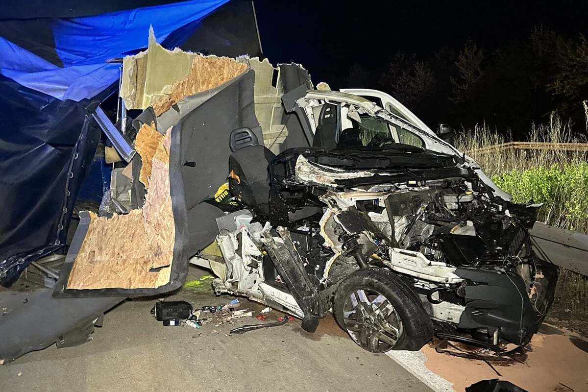 Nächster heftiger Unfall auf A4: Transporter kracht mit Wucht in parkenden Lkw
