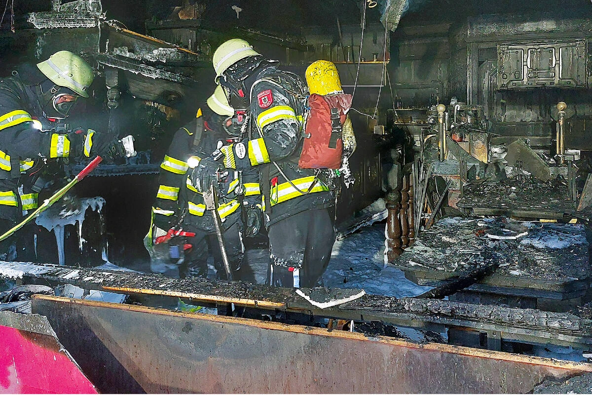 Verheerender Brand in China-Restaurant: Feuerwehrleute haben alle Hände voll zu tun