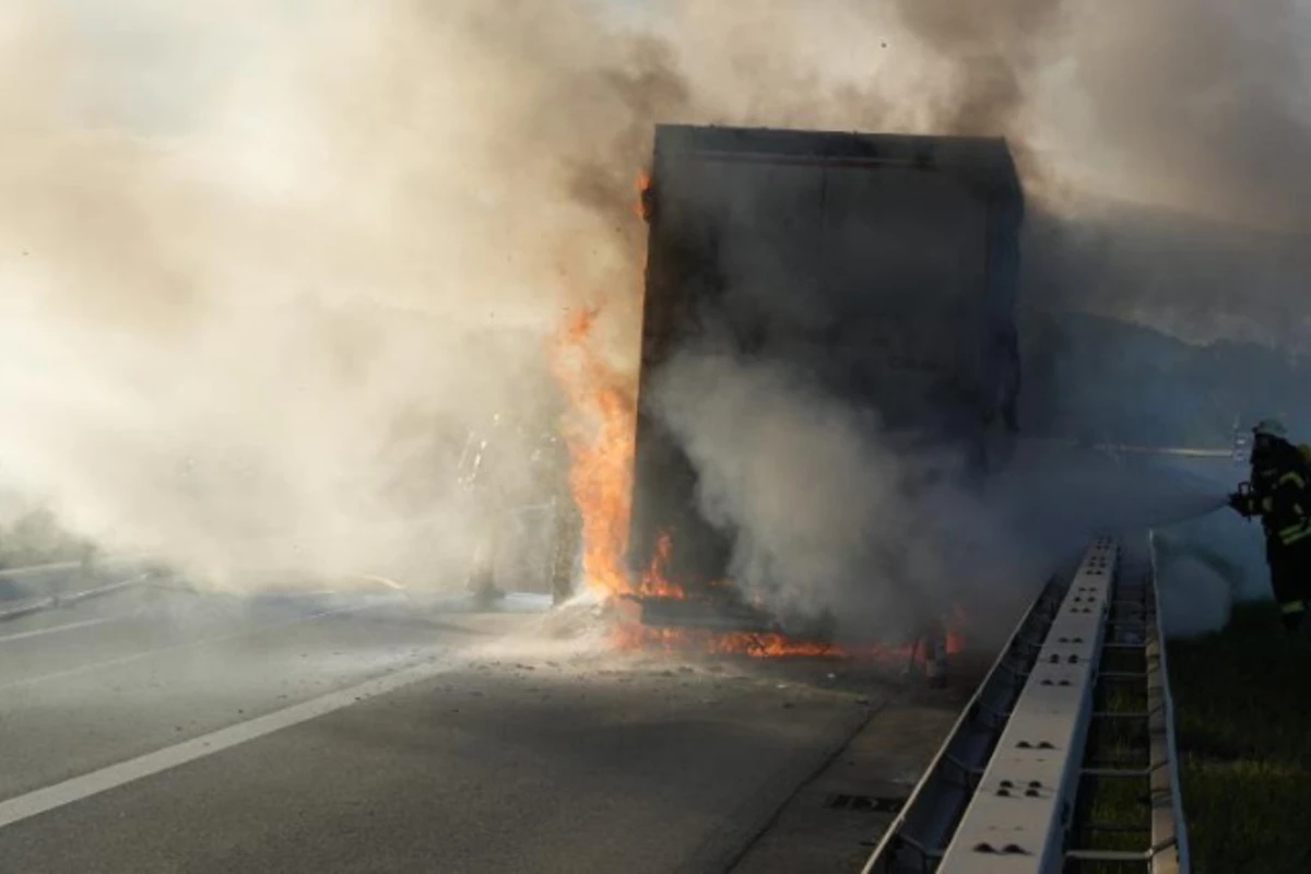 Fahrer reagiert blitzschnell: Waschmittel-Laster geht auf Autobahn in Flammen auf