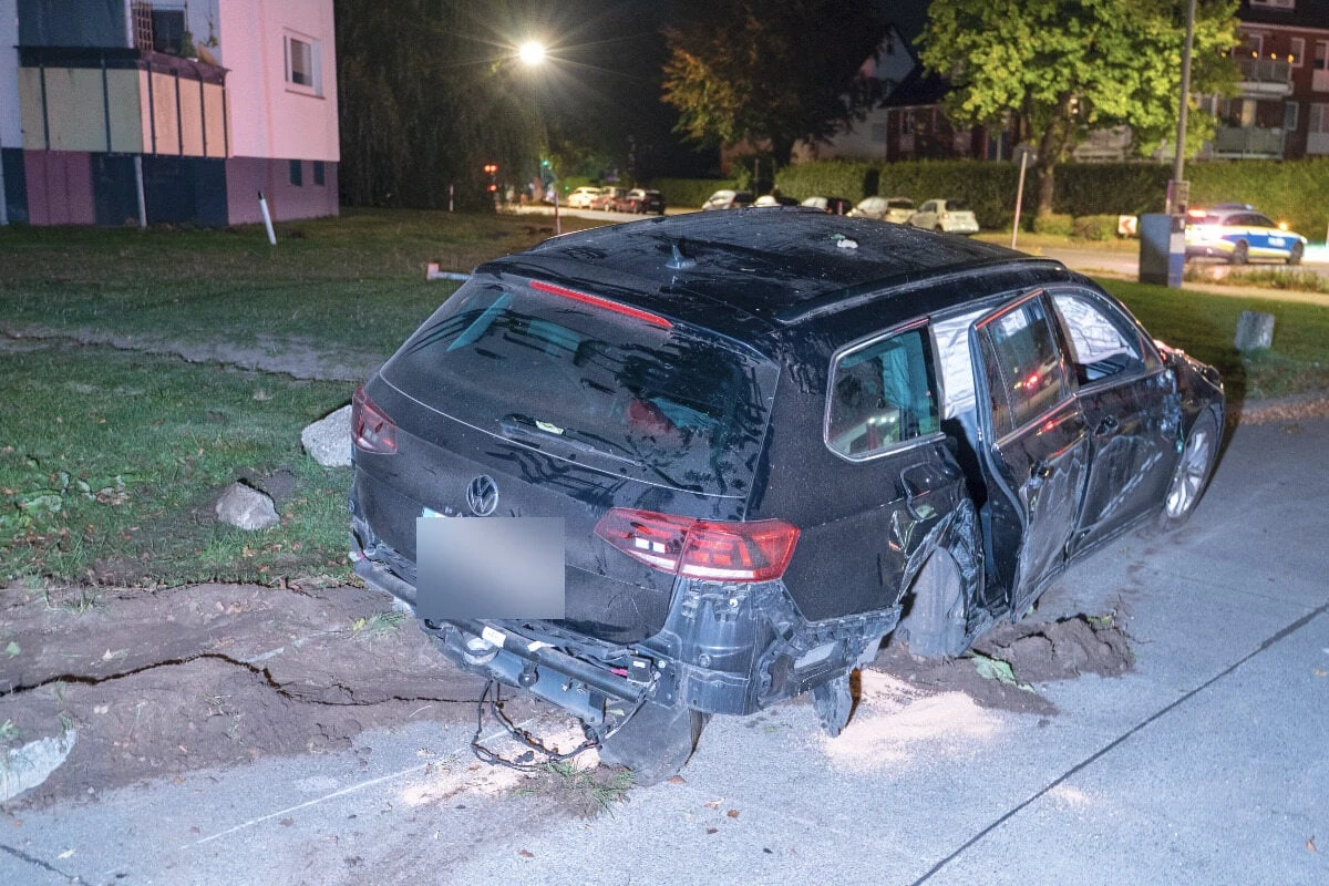 War der Fahrer betrunken? Auto kracht gegen Bordstein und überschlägt sich