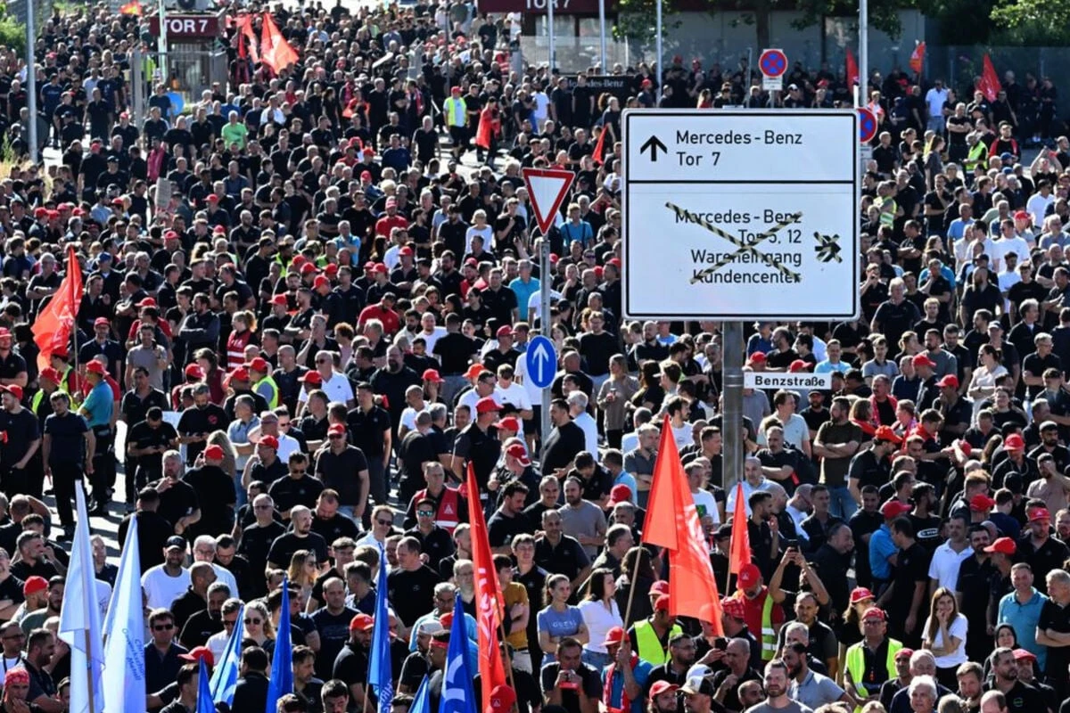 Tausende protestieren gegen Sparkurs bei Mercedes-Benz