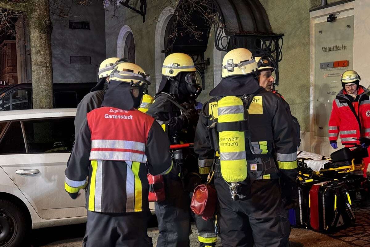 Brand in Unterkunft: Feuerwehr muss Menschen aus dem Gebäude retten