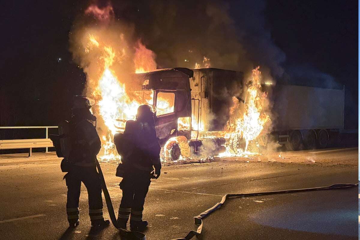 Brennender Lastwagen führt zu Vollsperrung auf A1 in Hamburg