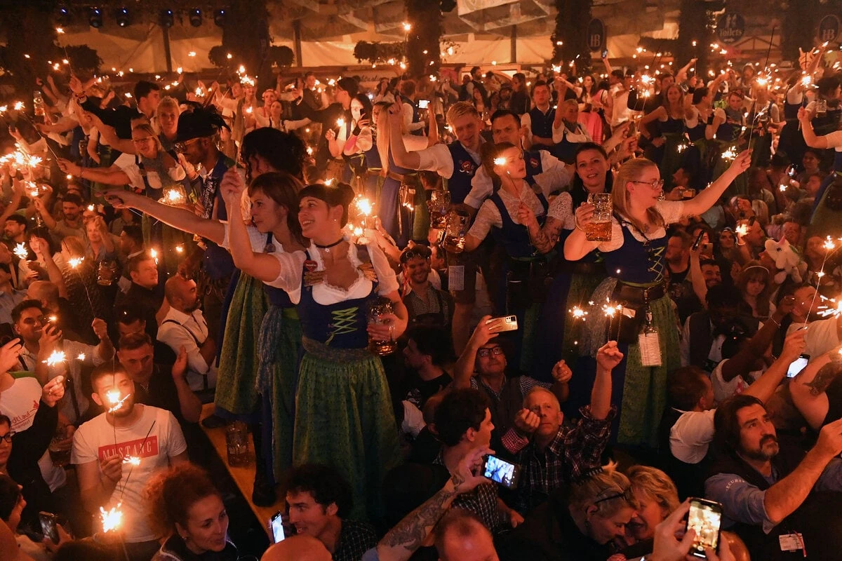 Überraschung beim Wiesn-Hit: Das grölen Besucher im Zelt besonders oft