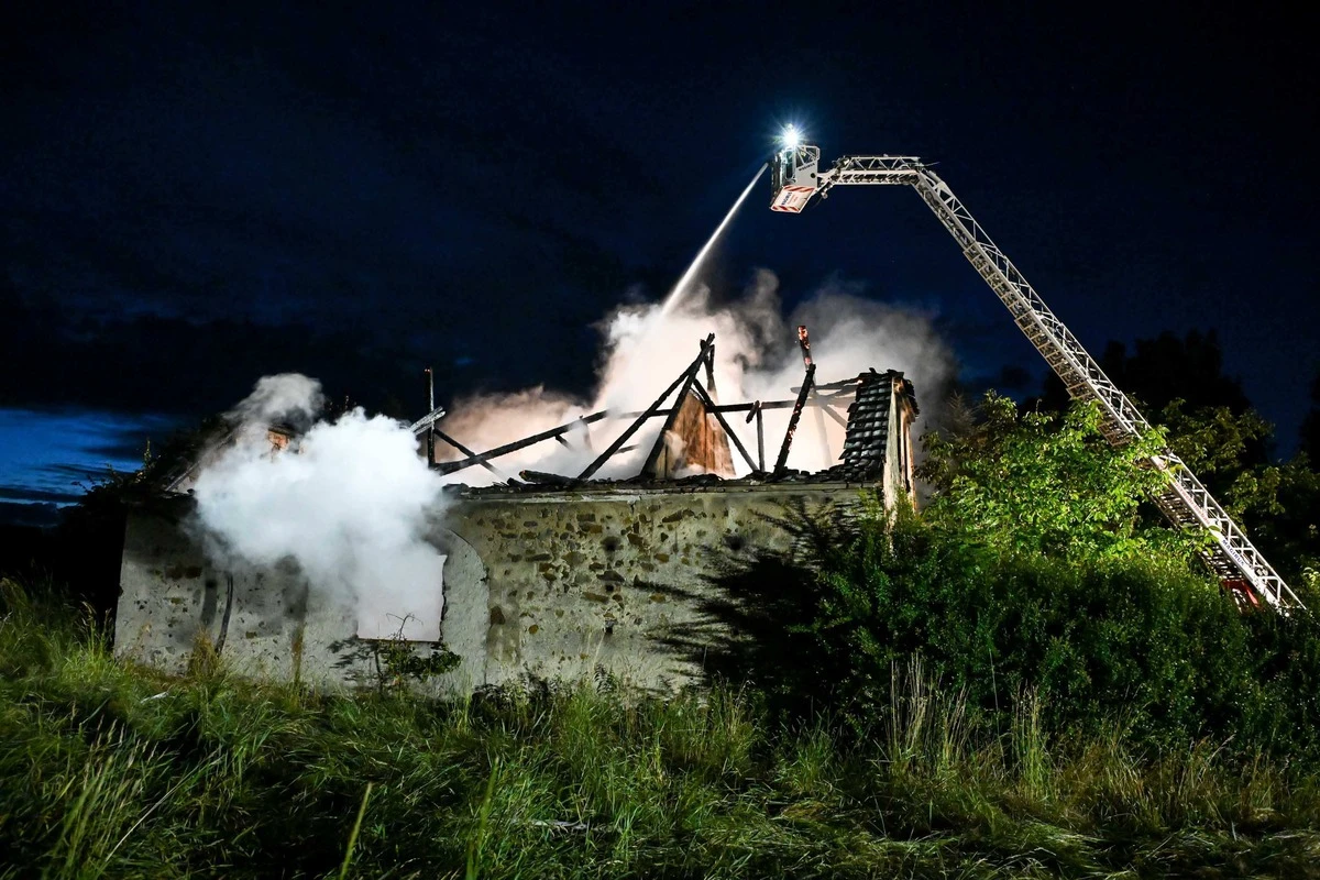Großeinsatz in Ostsachsen: Scheune brennt lichterloh
