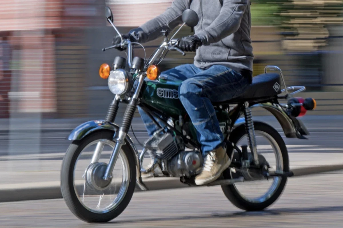 Junger Simson-Fahrer nimmt VW die Vorfahrt und verletzt sich schwer
