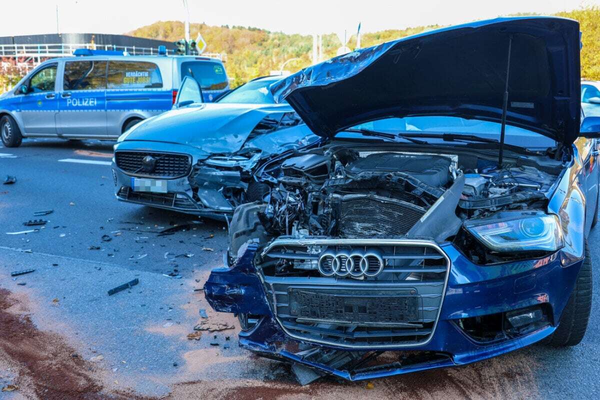 Kreuzungscrash im Erzgebirge: Audi und Volvo krachen zusammen