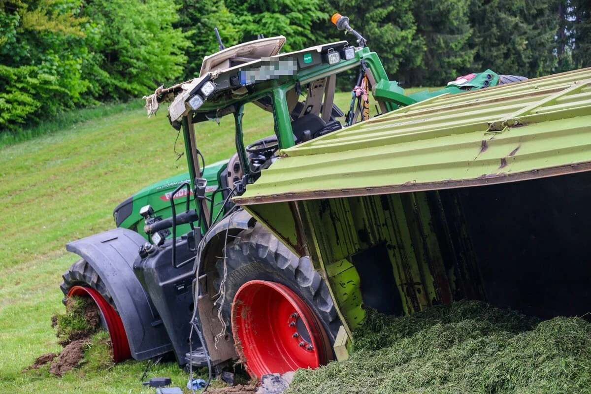 Traktor kracht bei Feldarbeit im Erzgebirge um: Fahrer verletzt im Krankenhaus