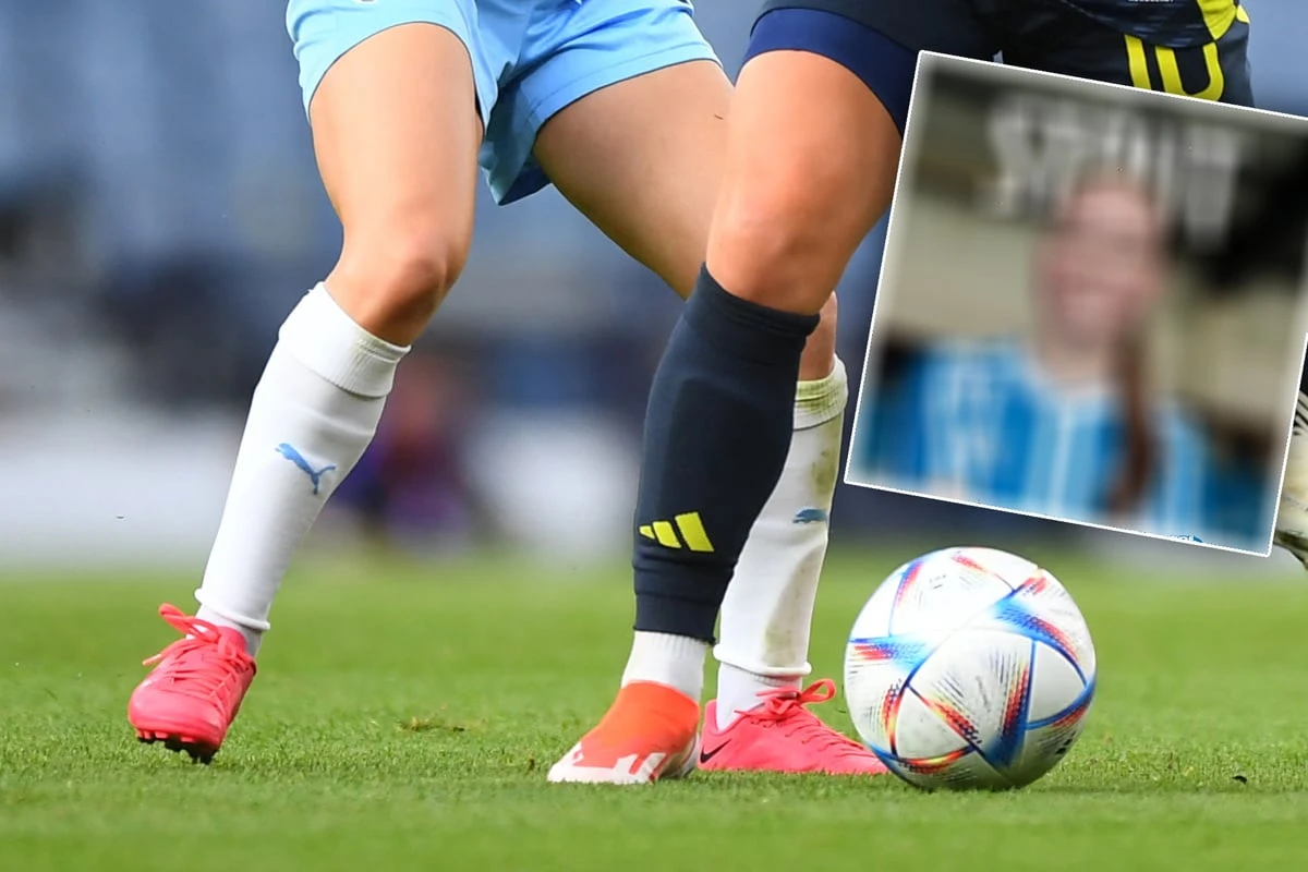 Junge Fußballerin (16) unterschreibt Profivertrag, aber der Klub muss ihr Foto wieder löschen