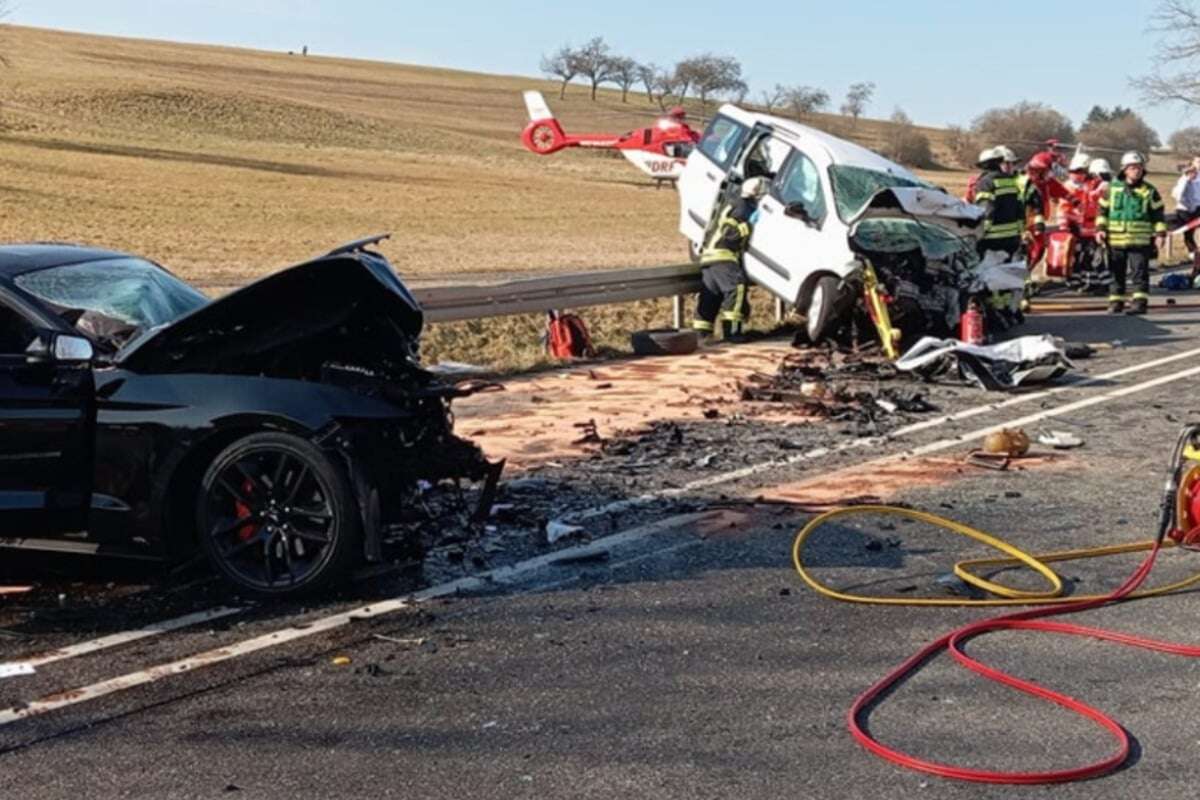 Mustang-Fahrer kracht beim Überholen in Gegenverkehr: Drei Menschen tot