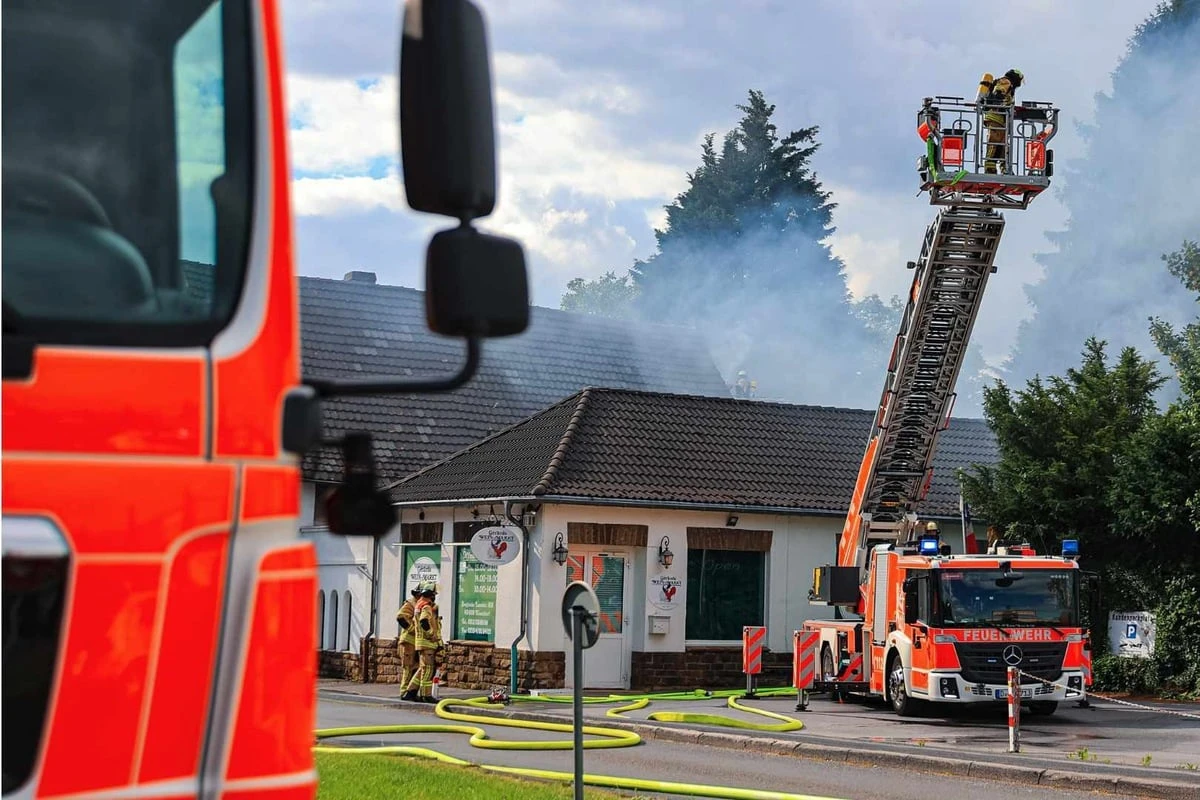 Großeinsatz in Düsseldorf: Elf Menschen aus brennendem Wohnhaus gerettet
