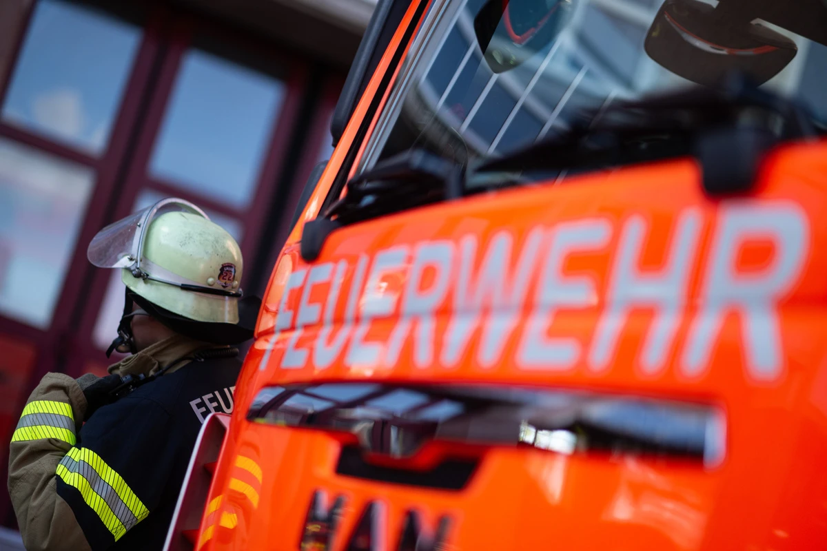 Handbremse vergessen: Niederländerin kippt im Wohnmobil in Bach