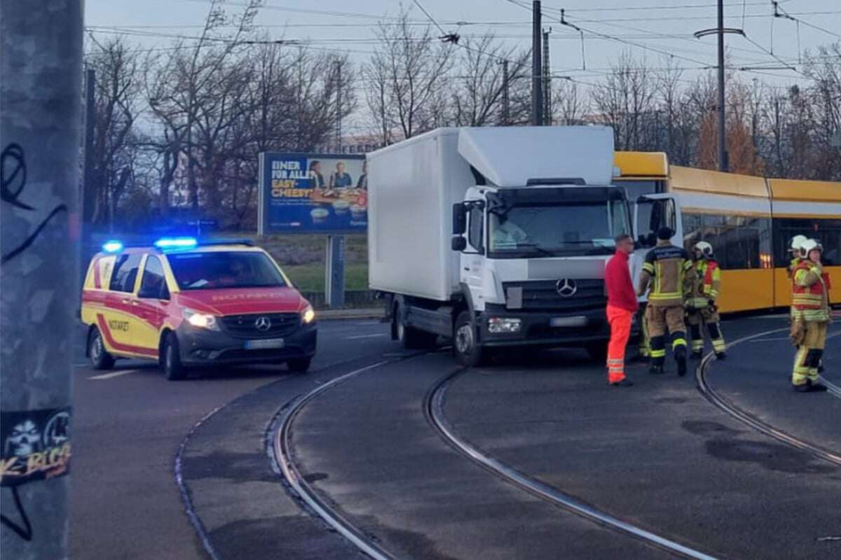 Straßenbahn kracht auf Wiener Straße in Lkw und entgleist: Zwei Verletzte