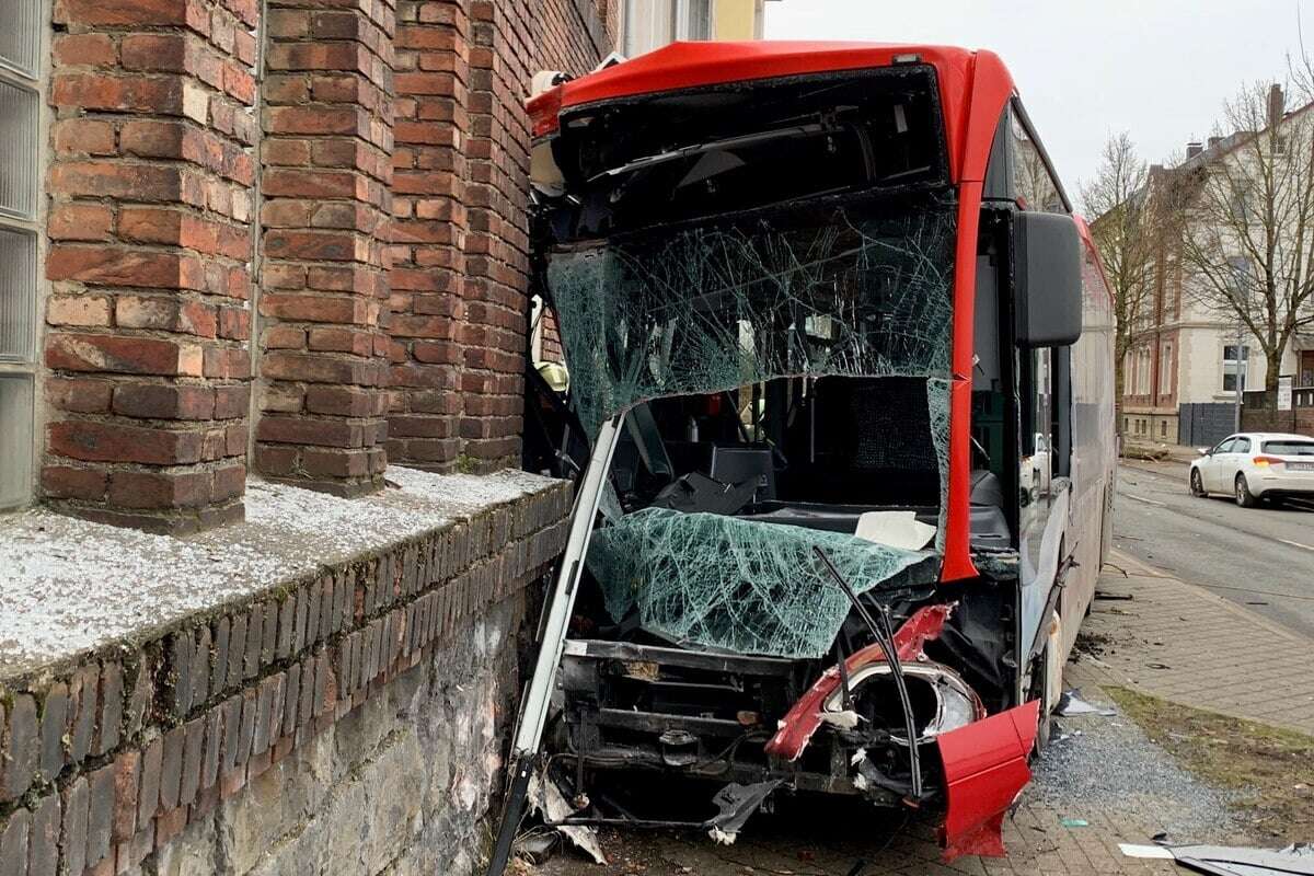 Schweres Busunglück im Sauerland: 13 Verletzte, Fahrer in Lebensgefahr!