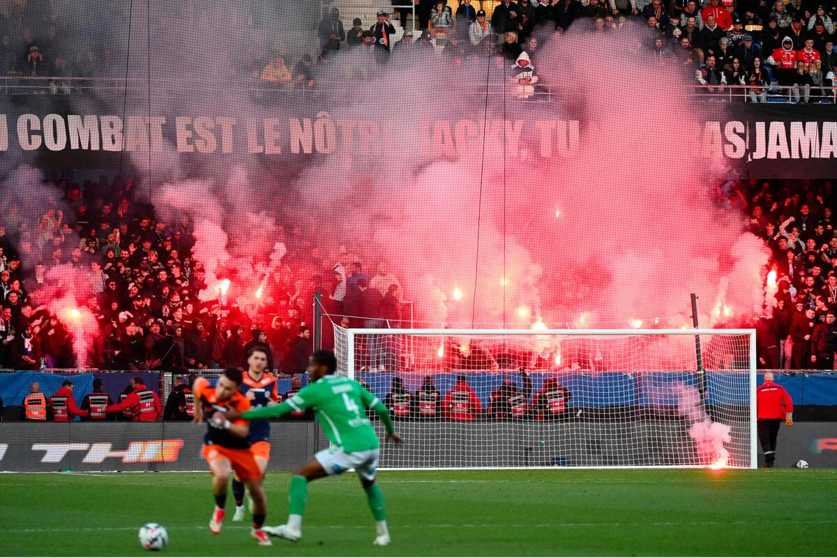 Heim-Fans werfen mit Pyro und Sitzschalen: Spielabbruch!