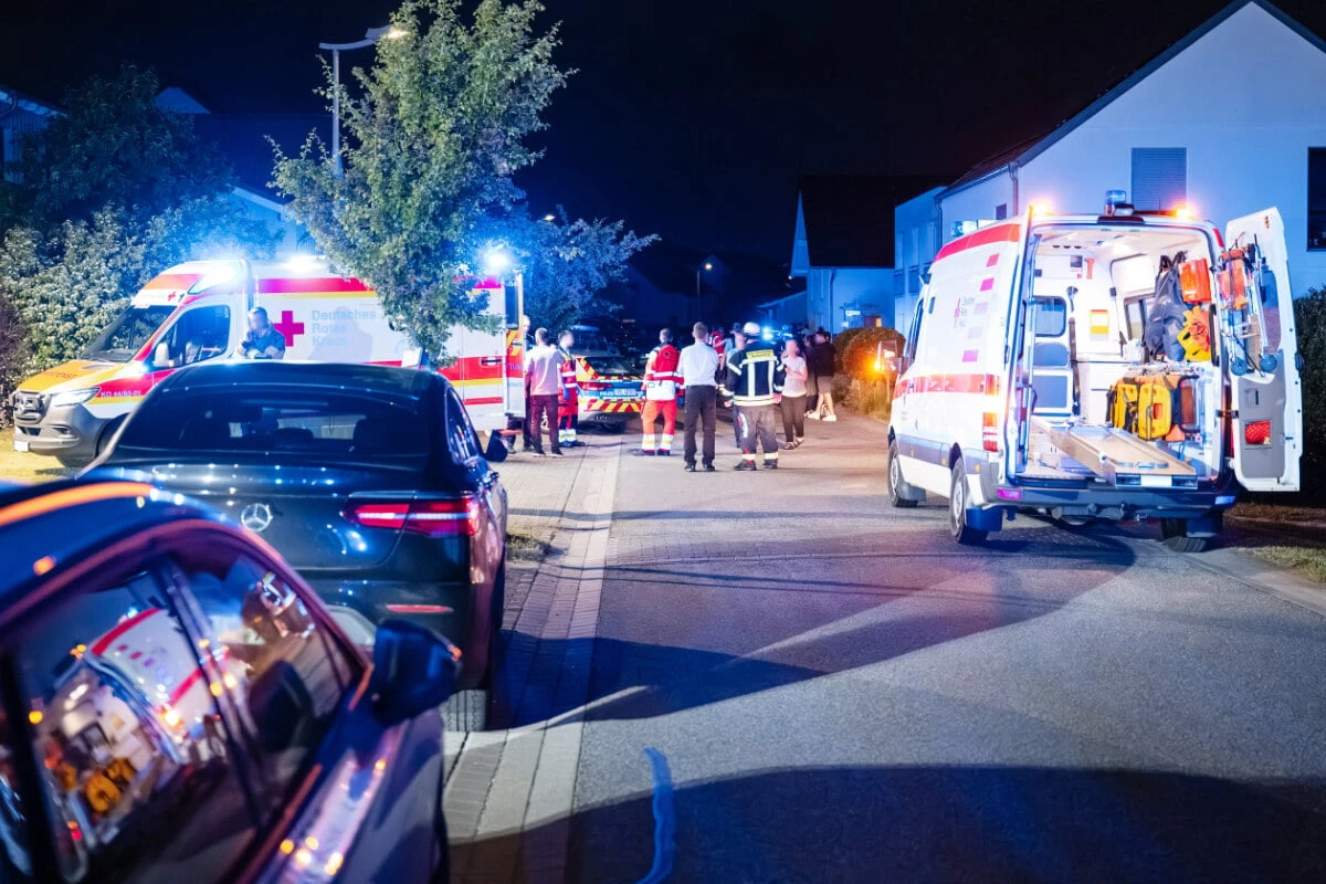 Rund 30 Menschen schlagen brutal aufeinander ein: Mehrere Beteiligte erleiden bei Streit Stichverletzungen