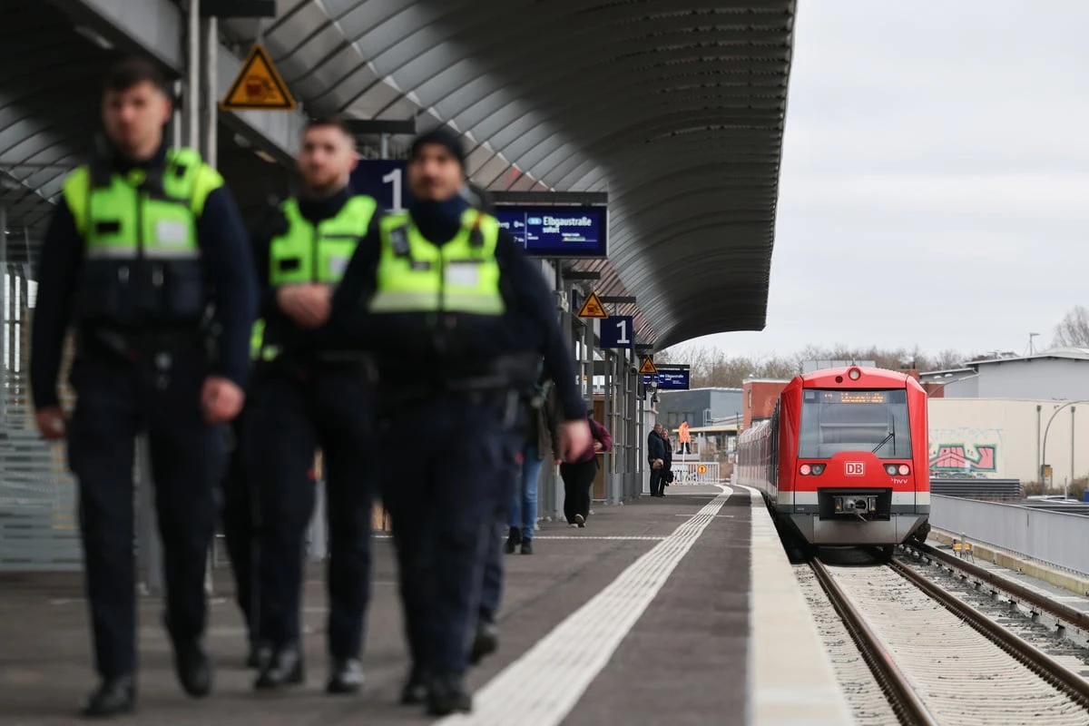 Lebensgefahr: Frau spaziert auf S-Bahngleisen im laufenden Bahnverkehr
