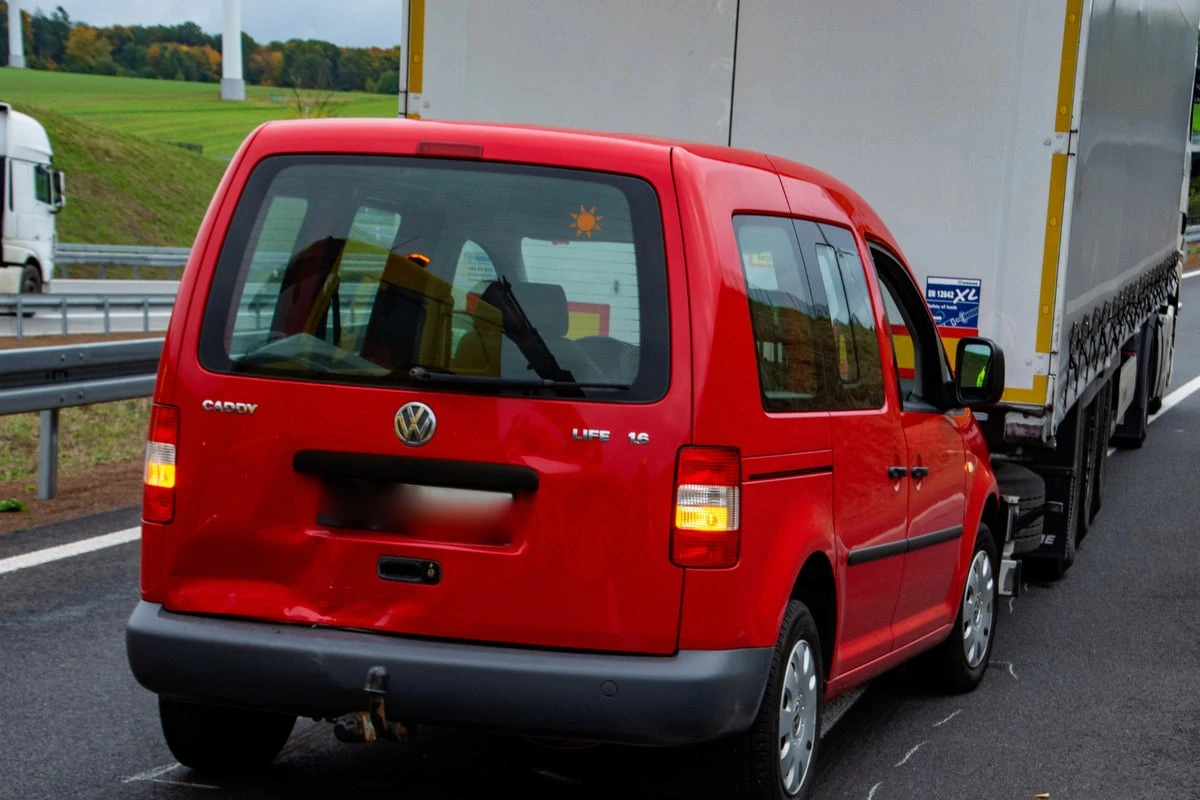 Falsche Ausfahrt: Lkw-Fahrer fährt auf A5-Zubringer rückwärts, zwei VW krachen hinein