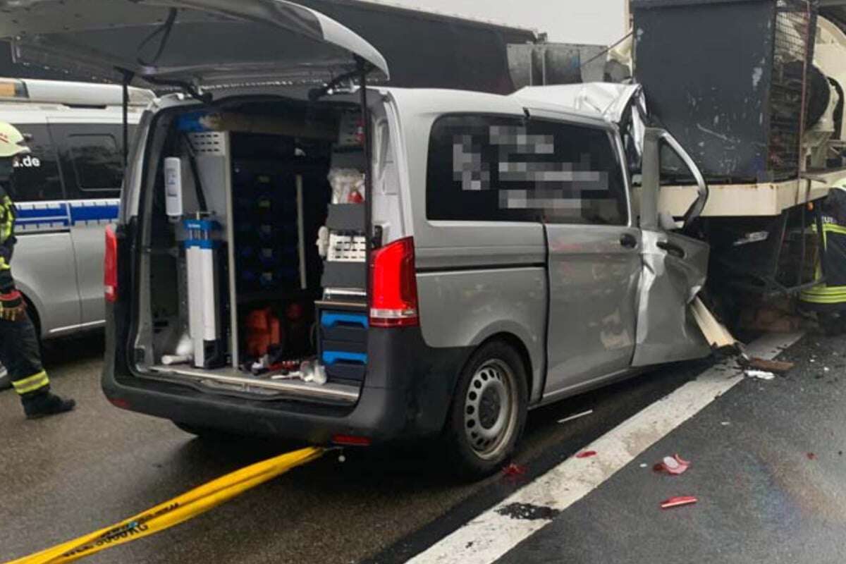 Autobahn-Tragödie: Mercedes-Van zerschellt an Pannen-Lkw - 36-Jähriger tot!