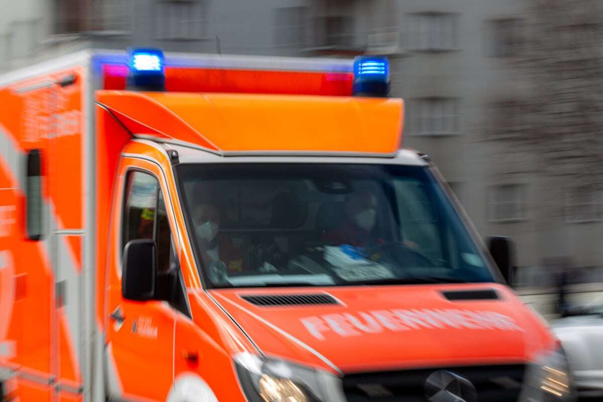 Glätte-Unfall: BMW kracht durch Geländer und landet im Bach