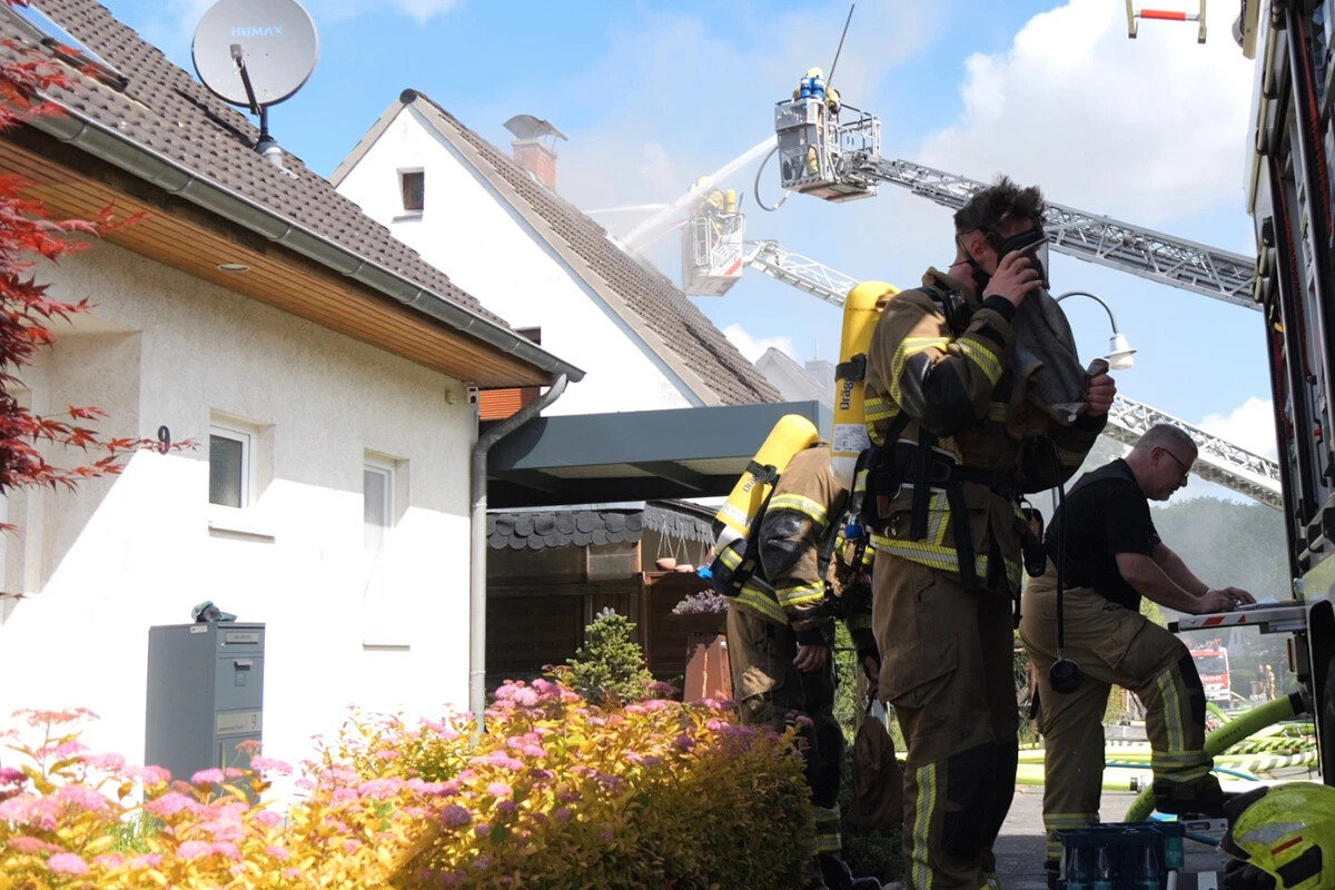 Brand in Einfamilienhaus: Bewohnerin stirbt, Feuerwehrmann im Krankenhaus
