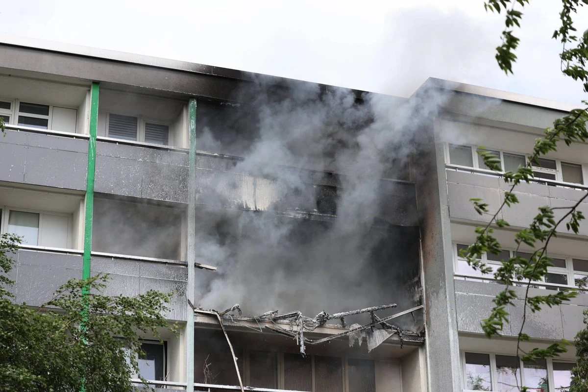 Mehrere Balkone in Flammen: Berliner Wohnung komplett zerstört