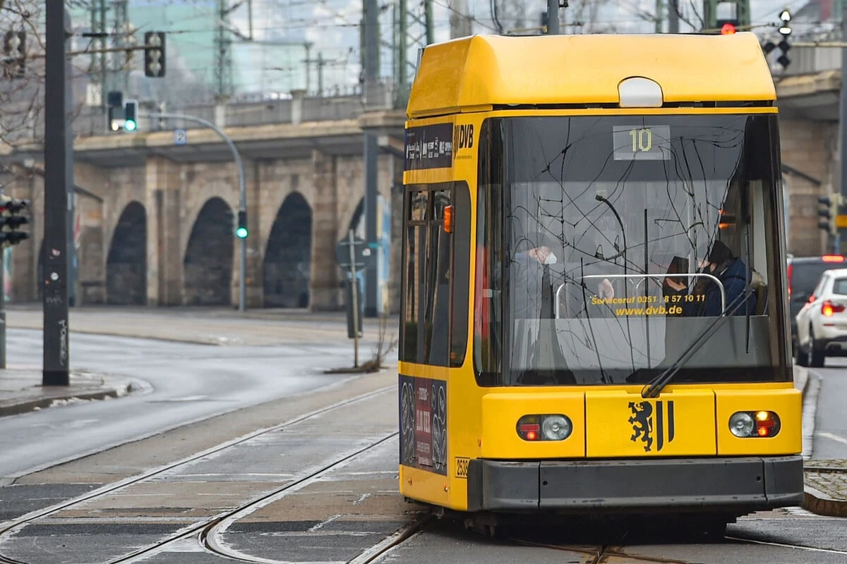 Widerwärtig! Mann entblößt sich in Dresdner Straßenbahn vor Teenagerin